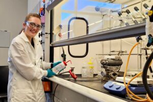 Elise Hastie conducts research in The Andrade Rounds Lab.